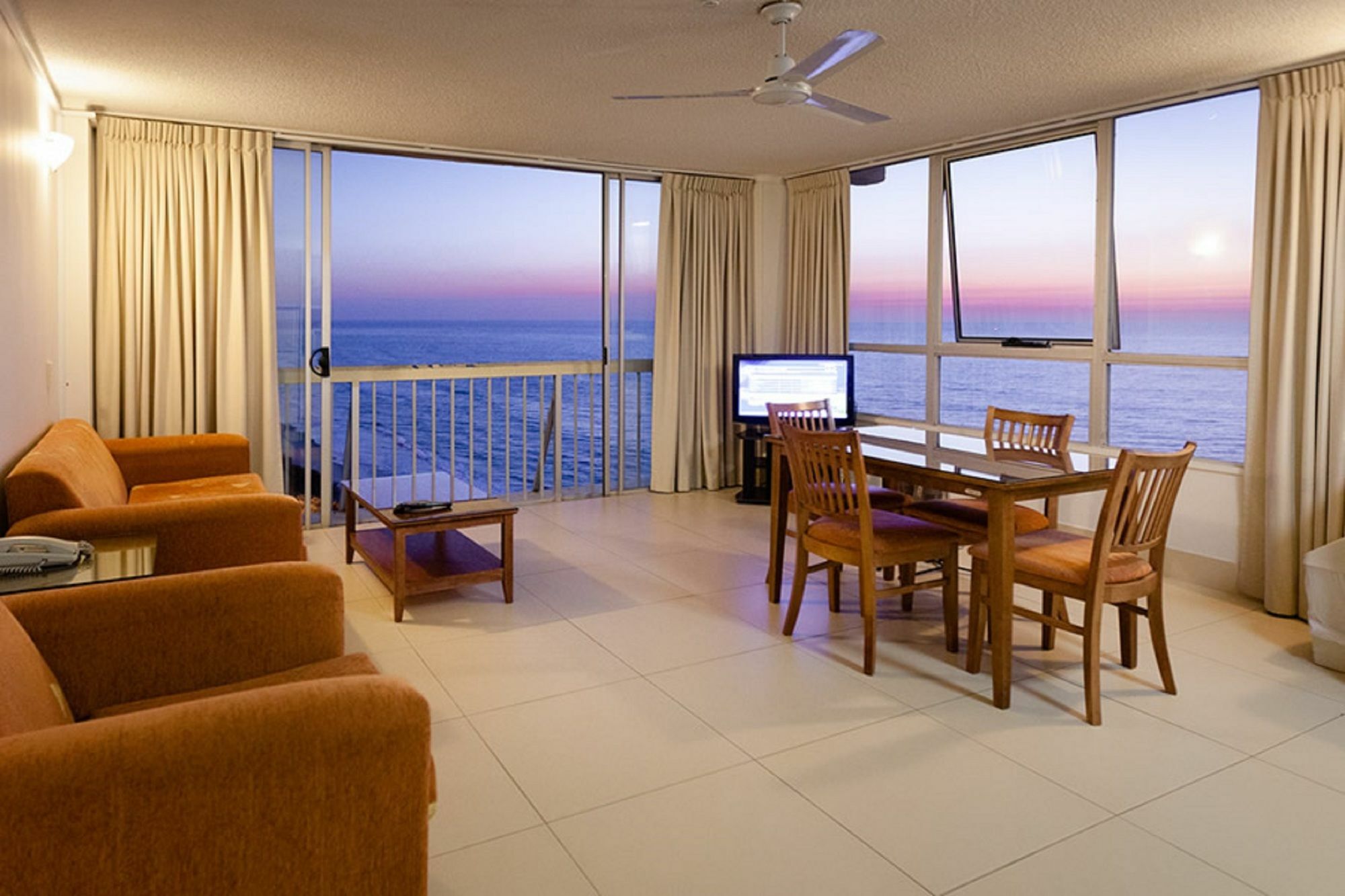 Chateau Beachside Resort Gold Coast Exterior photo