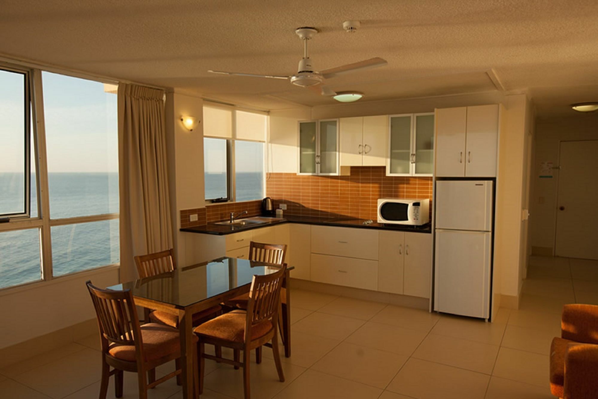 Chateau Beachside Resort Gold Coast Exterior photo